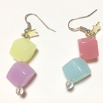 ドロップみたいなカラフルキューブピアス