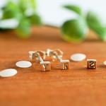 [silver]小さなイニシャルスクエアピアス(両耳)