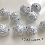 〈USA import〉 ホワイト×シルバー フラワー デザイン ラウンドビーズ (4個)