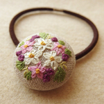 小花のブーケ刺繍 くるみボタンヘアゴム