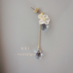 フラワー　白　2粒　チェコ　ドロップ　ピアス/イヤリング/ノンホールピアス