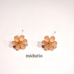 キラリ サーモンピンクのお花 樹脂イヤリング