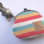 *ハンドメイド*虹色カラフルニットのがま口ミニポーチ♪お薬や鍵