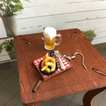 ソーセージの盛り合わせとビール　ピアス　ミニチュアフード