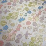 O02　新品・金襴のはぎれ　約34×25㎝　白×金糸・宝尽くし