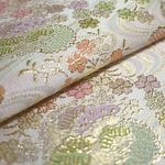 O01　新品・金襴のはぎれ　約34×25㎝　生成×金糸・桜松流水