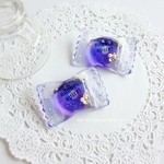 小花をのせた、紫陽花色のキャンディブローチ