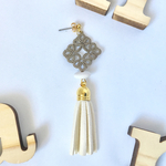 タティングレース 〈片耳用〉ひし形レースタッセルピアス＊khaki×white