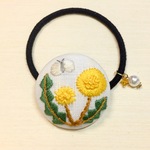 たんぽぽとちょうちょの刺繍ヘアゴム・ブローチ