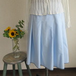 甘さ控えめスカイブルー　春夏素材のソフトプリーツスカート