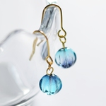 蛍石のような飴粒 ピアス/イヤリング collar: blue