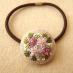 小花のブーケ刺繍 くるみボタンヘアゴム