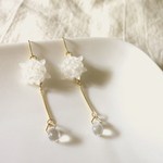 しずくの揺れる雪月花の花束ビジューピアス