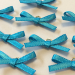 サテンリボン(ライトブルー)のチャーム(丸カン付き)