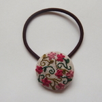 花いっぱい＊手刺繍のくるみボタンヘアゴム