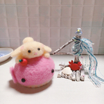 羊毛フェルトピンククジラとウサギちゃん