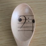 楽譜・ヘ音記号柄　木のスプーン