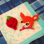 ☆ｃｏｏｌｃａｔ様オーダー品バンビちゃんとイチゴの大きめブローチ