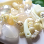 ※送料無料　50ｇ100個前後☆アクリルビーズMIX(ベージュ）　