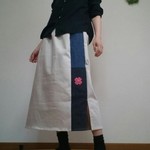 大人の遊び心きらめくビーズ花デニムのロングスカートウエストゴム
