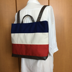 トリコロールカラーのライトリュック