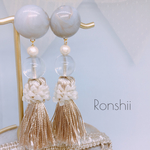 グレーカボションのタッセルピアス