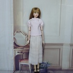 momoko ジェニー outfit.72 ピンクのTシャツと白のリネンシャンブレーのスカート