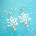 【再…販】<プチ>snow flake タティングレースモチーフピアス [淡水パール] 
