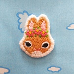 花飾りウサギの小さな刺繍ブローチ
