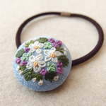 小花のブーケ刺繍 くるみボタンヘアゴム