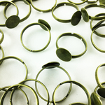 送料無料　リング パーツ　指輪　10mm台座付き　金古美　アンティーク ゴールド　50個　サイズフリー　ハンドメイド 等に　アクセサリー パーツ　（AP0342）