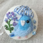 紫陽花咲くブローチ◆マメルリハ◆刺繍◆インコあじさい