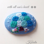 大きな木の下で雨宿り💧 刺繍ブローチ