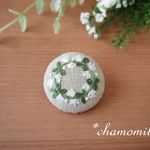シロツメクサの花冠刺繍ブローチ