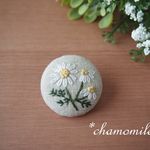 「再販」カモミールの刺繍ブローチ
