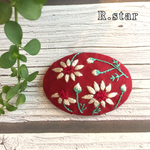 白いお花 マーガレット 刺繍ブローチ（赤）