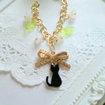 黒猫とリボンと白いお花とハートカニカンの揺れるバックチャーム 🙀