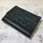 クジラ柄財布（二つ折・黒）