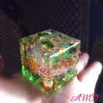 透明感のあるグリーンとオレンジ