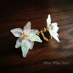 **Blooming Earrings** ピアス&イヤリング アンティーク 乳白色 磨りガラス 花 ホワイト ブライダル 結婚式