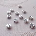 花が咲く　メタルビーズ　5mm 12個　
