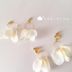 1,590円→今だけ1000円！しかも送料込み！パステルカラーの花びらフープ＊イヤリング.ピアス.白色ver