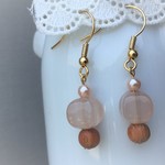 揺れる×アクリルビーズとウッドのピアス（ピンク＆茶色＆パール＆丸＆ビーズ）