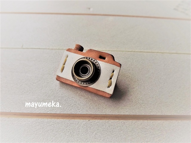 革のミニカメラのブローチ 白 ナチュラル シンプル かわいい 手縫い 小さいカメラ お出かけに レザー おしゃれ ハンドメイドマーケット Minne
