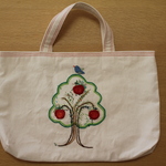 幼稚園バッグ　リンゴの木の刺繍　ママの手作り風　