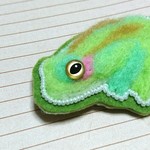 羊毛フェルトブローチ グリーンのフロッグ