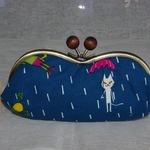 ♬再販♪　雨の中の猫たちのがま口メガネケース（ネイビー）