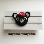 カープを全力で応援する黒くまちゃんバッジ