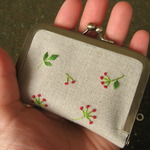  手刺繍のがま口ニードルブック〈実と葉っぱ・赤〉