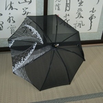 黒地に波模様の日傘２